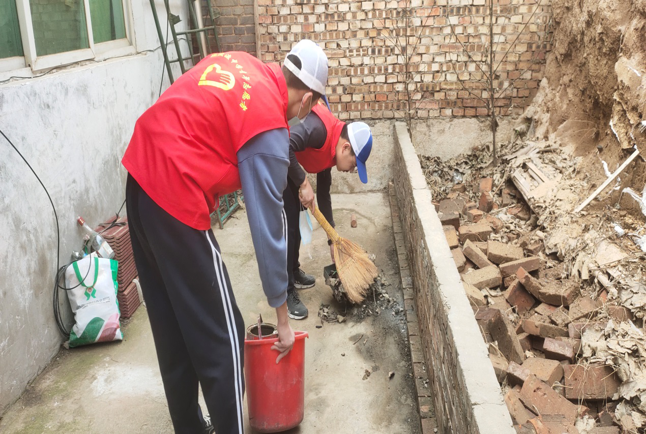 弘扬雷锋精神   做新时代接班人(图1)